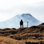 Ein Wanderer vor dem Vulkan Ätna auf Sizilien