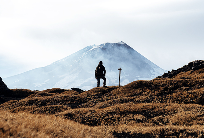 Ein Wanderer vor dem Vulkan Ätna auf Sizilien
