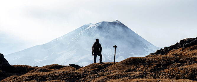 Ein Wanderer vor dem Vulkan Ätna auf Sizilien