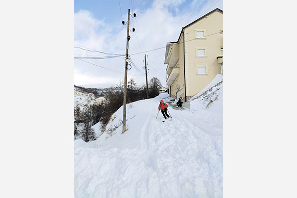 Abfahrt durch Ortschaft, Albanien