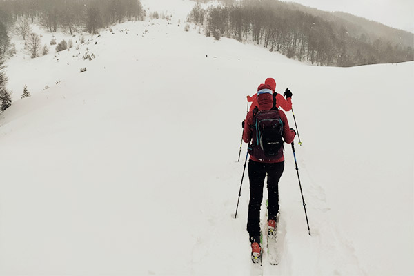 Aufstieg bei Sturm, Skitour Albanien