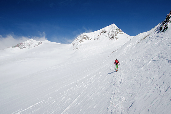 Mann bei einer Skitour am Großvenediger