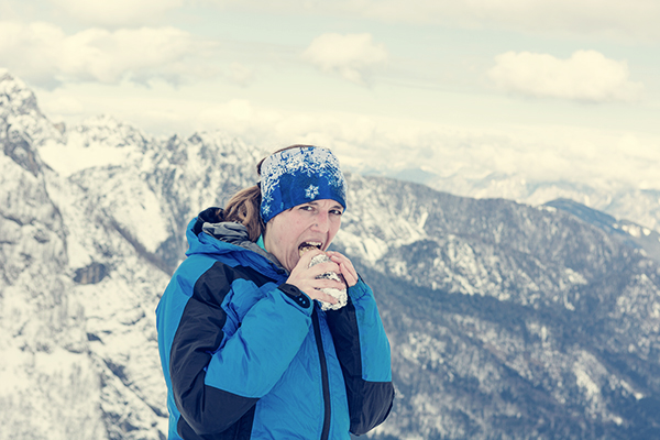 Skitourengeherin mit einem Sandwich