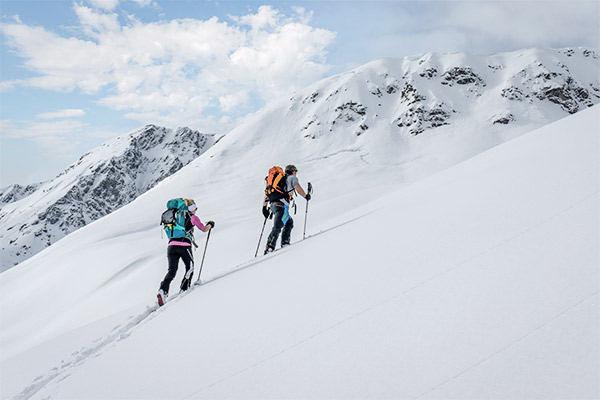 Tourengeher beim Aufstieg, Alpen Österreich