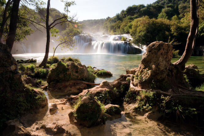 Blick auf eine Bucht mit einem breiten Wasserfall.
