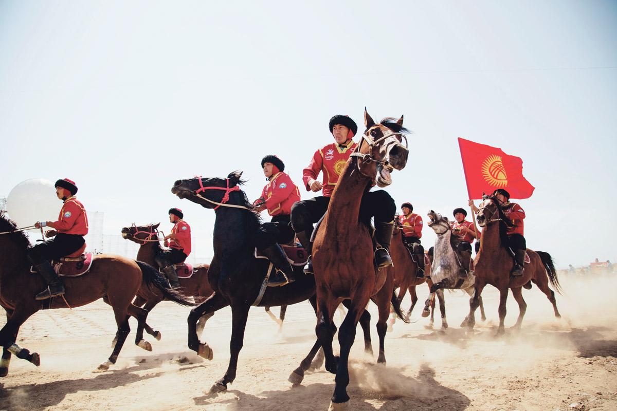 eine gruppe reiter in kirgistan