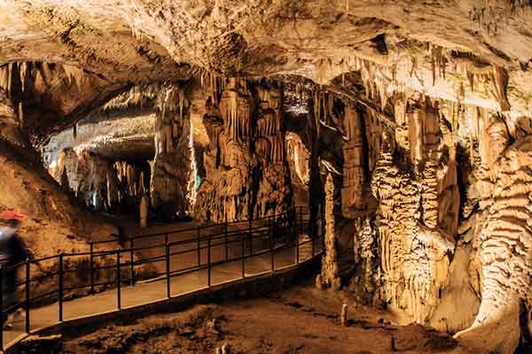 Stalagmiten und Stalagtiten in der Tropfsteinhöhle Postojna