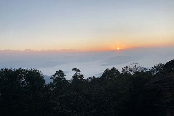 Sonnenaufgang & Gebirgskette des Himalayas
