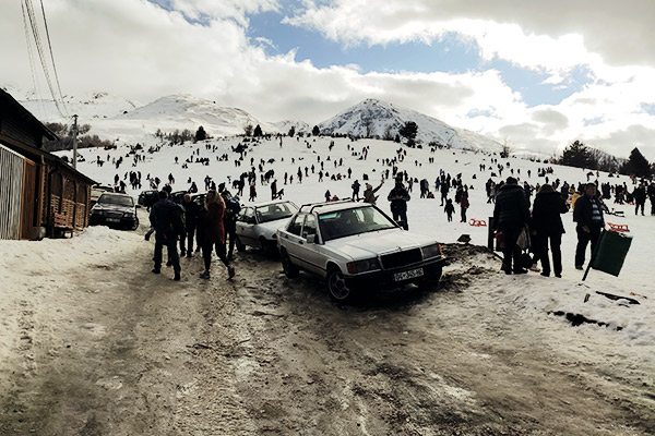 Viele Menschen auf Piste, Prevalla Albanien