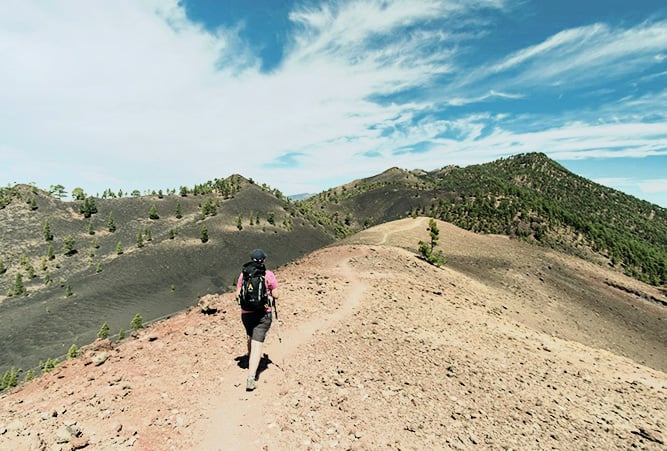Wanderin mit ASI Rucksack auf einem Vulkan auf La Palma