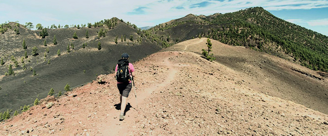 Wanderin mit ASI Rucksack auf einem Vulkan auf La Palma