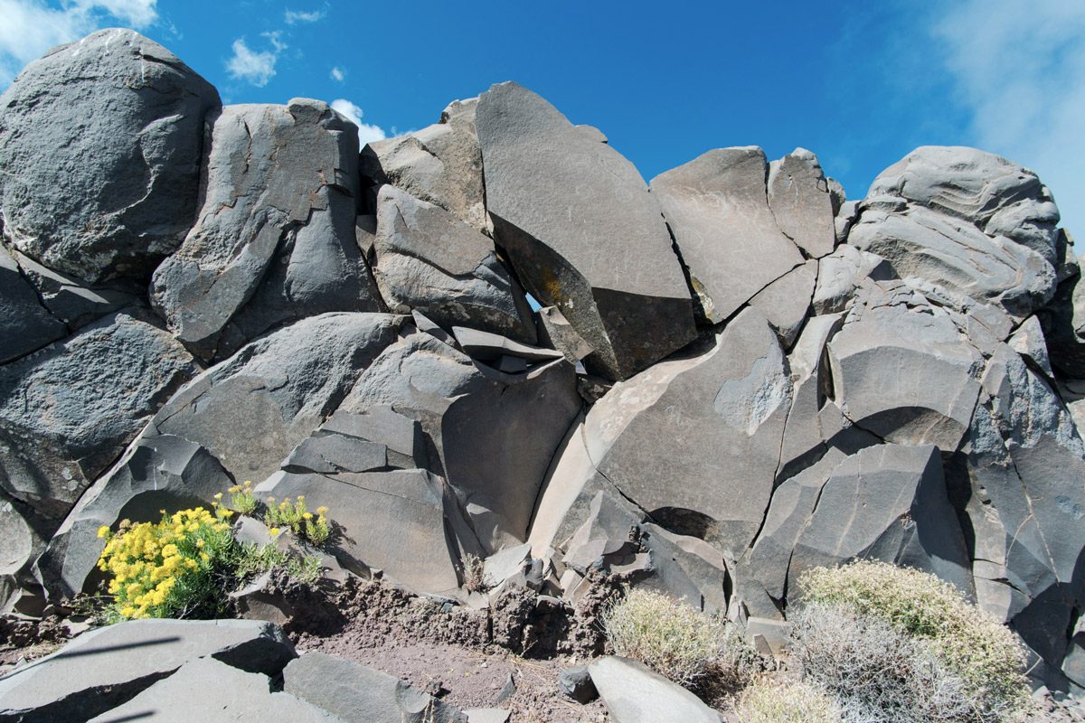 Felsen unter blauem Himmel