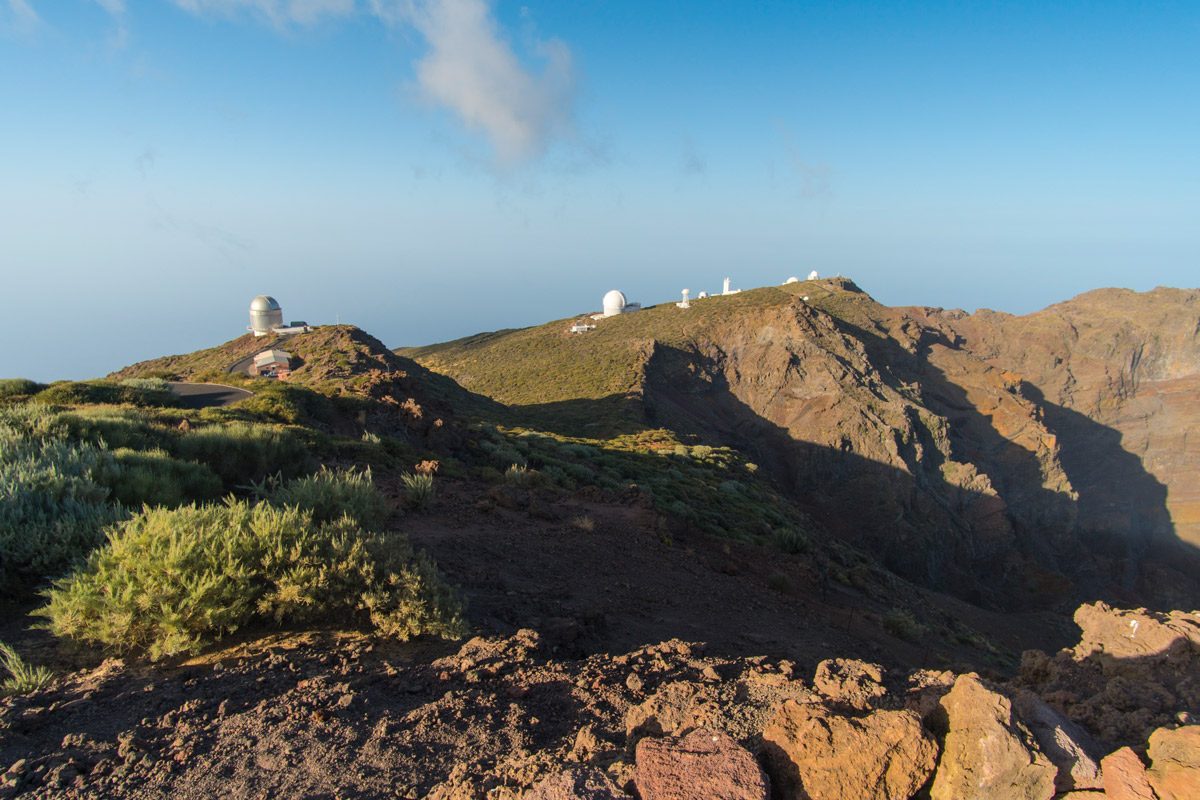 Sternwarten auf Berg unter blauem Himmel