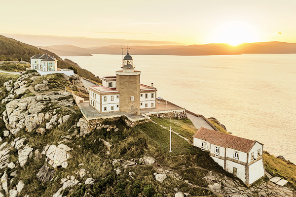 Leuchtturm am Kap Finisterre in Spanien bei Sonnenaufgang