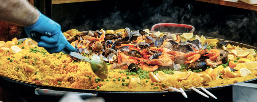 Nahaufnahme einer Paella mit Meeresfrüchten