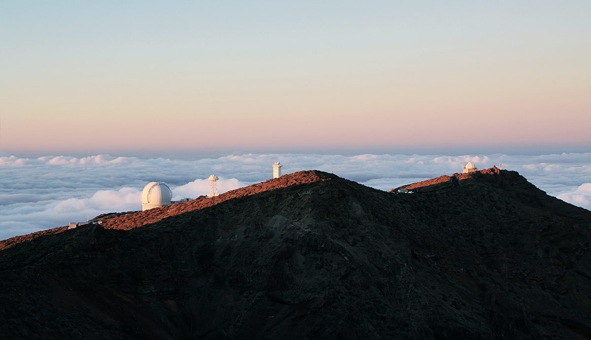 Berge über den Wolken mit Sternwarte