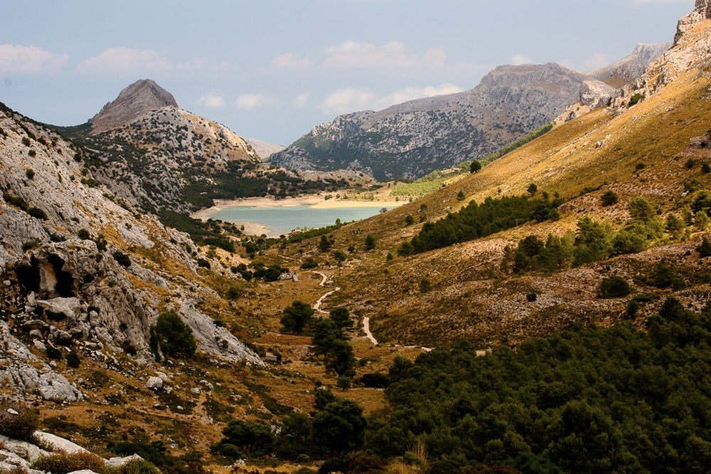 Ausblick auf Berglandschaft mit See