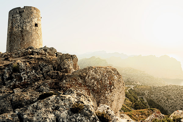 Alter Wachturm auf einem Felsen in der Sierra de Tramuntana auf Mallorca