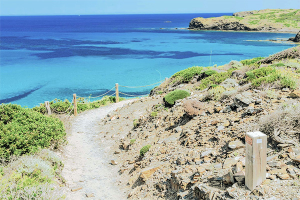 Küstenpfad auf dem Cami de Cavalls auf Menorca