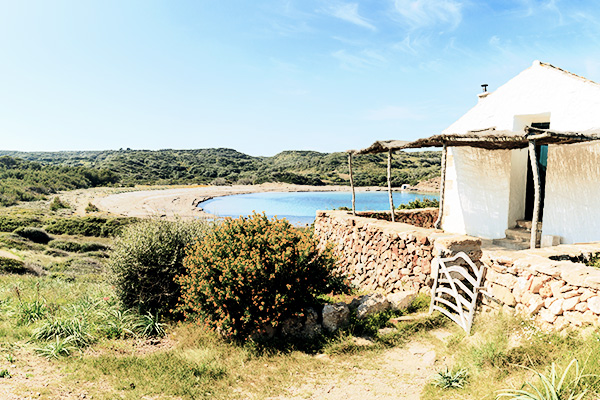 Bucht und Steinhaus am Cami de Cavalls auf Menorca, Spanien