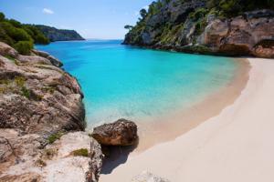 schmale, türkisblaue Bucht mit hellem Sandstrand. klarer Himmel