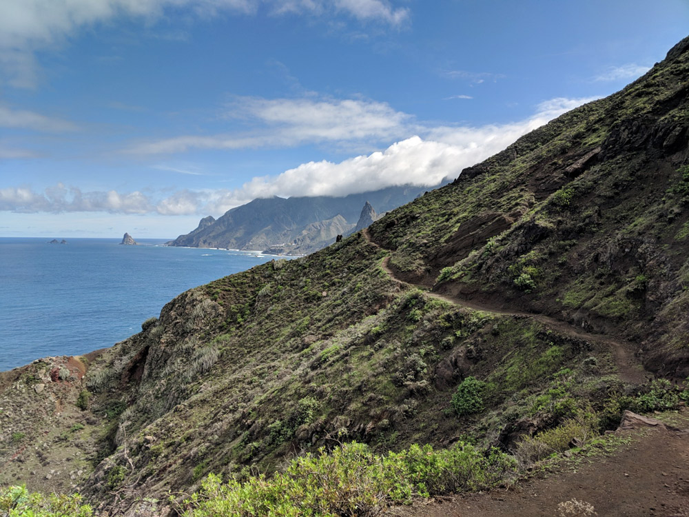 Weg an Hang entlang mit Meer auf linker Seite