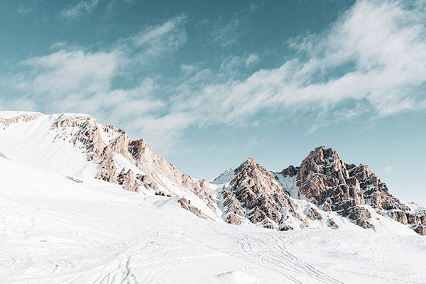 Bergkette unter blauem Himmel