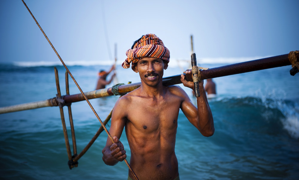 Portrait mann mit nacktem oberkörper vor meer