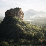 Ein signifikanter Felsen auf grün bewachsenem Hügel