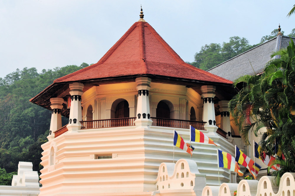 weißer tempel mit rotem spitzdach von außen