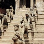 Statuen auf Treppen, Bhaktapur, Nepal