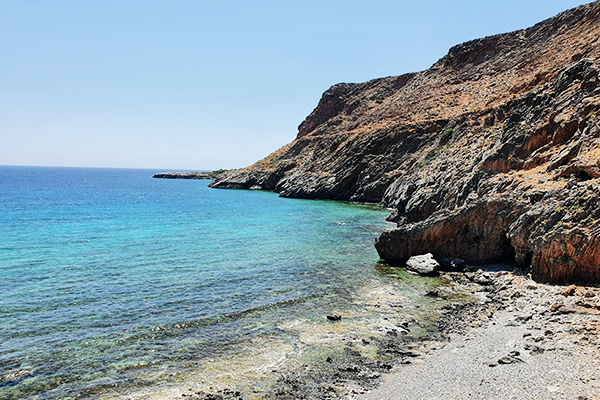 Steilküste auf dem Weg nach Loutro