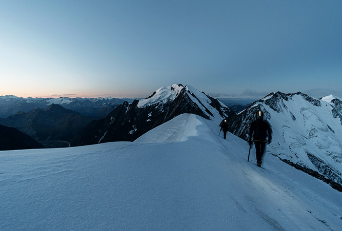 Alpinisten mit Stirnlampe, Mont Blanc