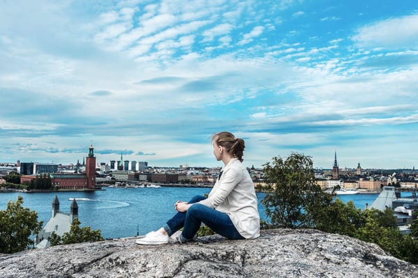 Frau genießt den Ausblick über Stockholm