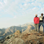 Zwei Wandernde auf einem Felsen über dem Blyde River in Südafrika