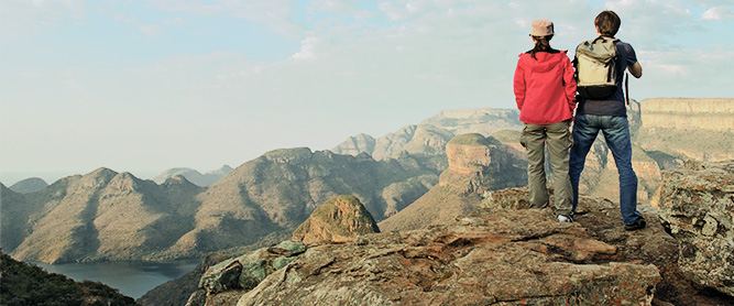 Zwei Wandernde auf einem Felsen über dem Blyde River in Südafrika