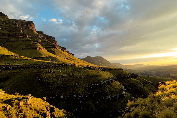 Grüne Berghänge der Drakensberge