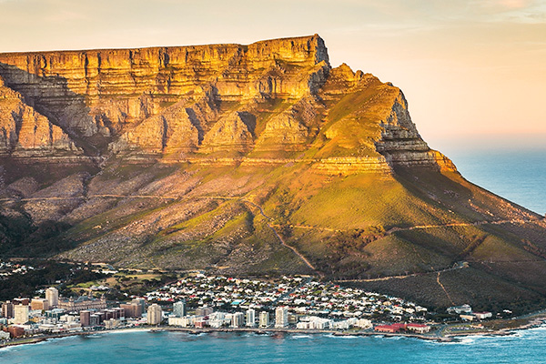 Der Tafelberg bei Sonnenuntergang in Kapstadt