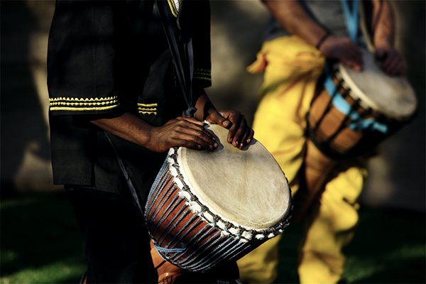 Schlagzeuger mit südafrikanischen Trommeln