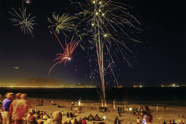 Menschen zum Feuerwerk am Tafelberg