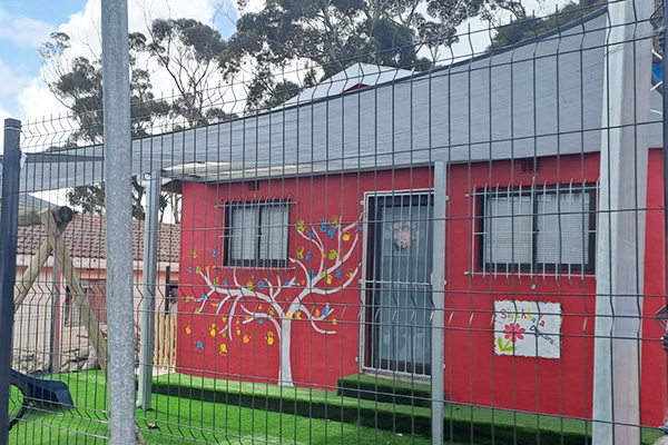 Rotes Gebäude der Siyakhula Daycare von Mama Sindi in Südafrika