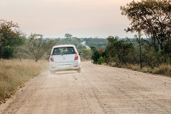 Eine Auto unterwegs im Kruger Nationalpark