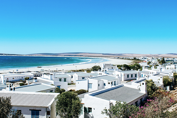 Weiße Häuser an der Küste in Paternoster