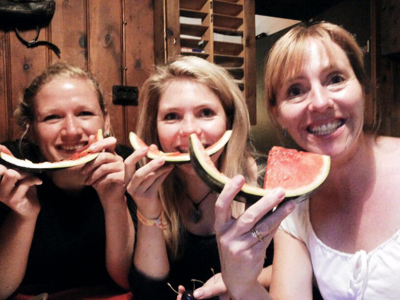 Elina, Tamara und Hüttenwirtin Susanne beim Genießen von Obst. 