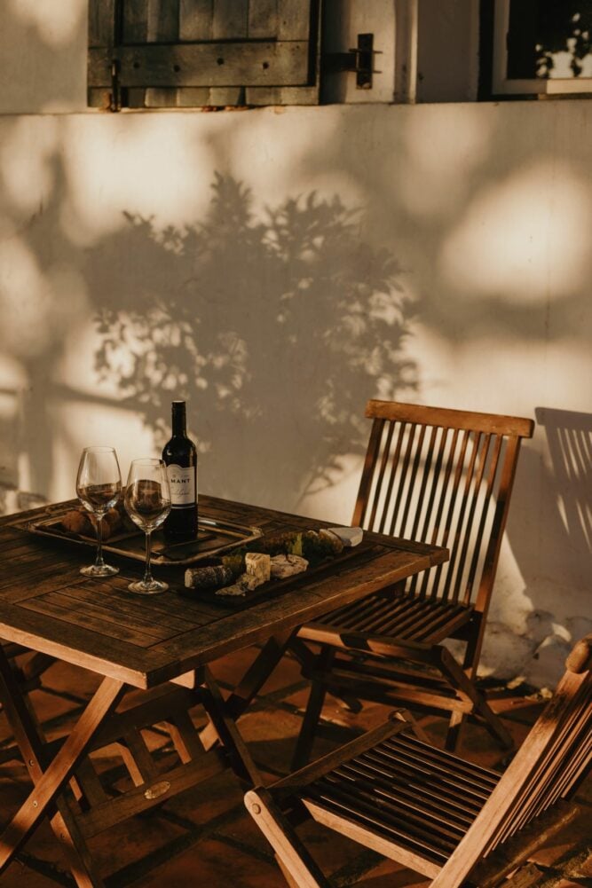Gartentisch mit Wein auf der Terrasse vom Hotel Diamant Estate