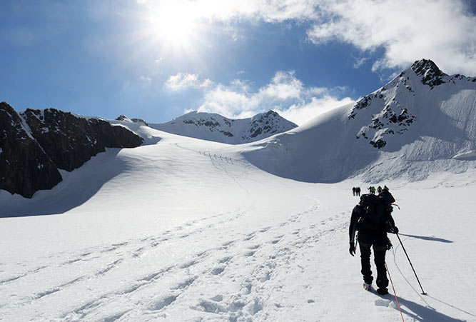 Bergsteigerteam auf dem Taschachferner Gletscher Richtung Wildspitze