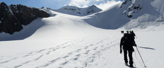 Bergsteigerteam auf dem Taschachferner Gletscher Richtung Wildspitze