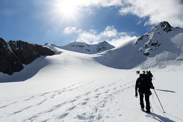 Hochtourengeher auf dem Taschachfernergletscher Richtung Wildspitze