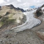 Gräulich weiße Gletscherzunge in grauer Landschaft