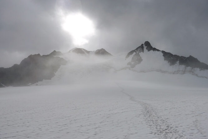 Gräulicher Schnee mit Nebel vor der Sonne